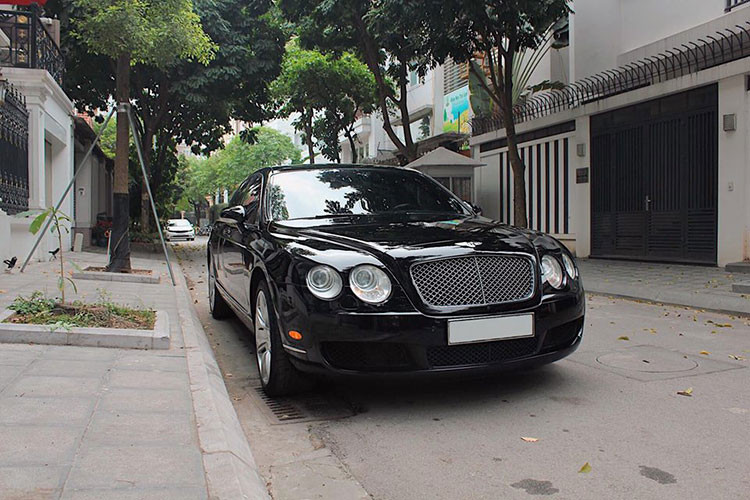 Những chiếc xe siêu sang Bentley, Rolls-Royce hay Maybach từ lâu đã là niềm ao ước của không ít người đam mê xe ôtô. Mới đây, tên thị trường xe cũ đã xuất hiện một chiếc Bentley Continental Flying Spur hơn 11 năm tuổi và đã lăn bánh quá 32.000 km khiến một số đại gia Việt chú ý.