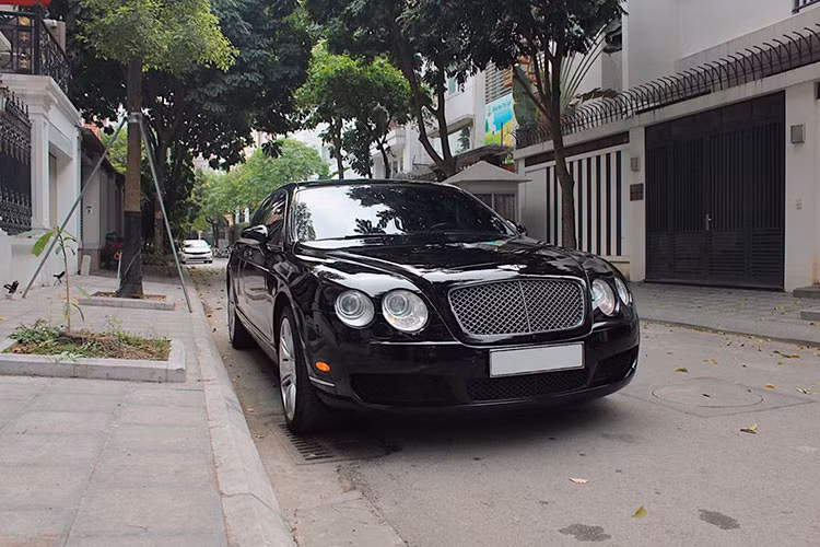 Những chiếc xe siêu sang Bentley, Rolls-Royce hay Maybach từ lâu đã là niềm ao ước của không ít người đam mê xe ôtô. Mới đây, tên thị trường xe cũ đã xuất hiện một chiếc Bentley Continental Flying Spur hơn 11 năm tuổi và đã lăn bánh quá 32.000 km khiến một số đại gia Việt chú ý.