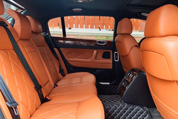 Chiếc xe siêu sang Bentley Continental Flying Spur đang tìm chủ nhân mới tại Hà Nội này thuộc thế hệ đầu tiên, vì thế, "trái tim" của xe được trang bị khối động cơ W12, dung tích 6.0 lít danh tiếng của hãng xe siêu sang đến từ Anh quốc.