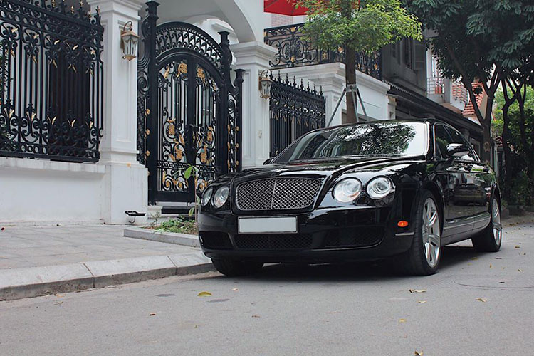 Giá xe Bentley Continental Flying Spur cũ này hiện đang được chủ nhân chào bán với mức giá khoang 2 tỷ đồng. Hiện mẫu xe chính hãng phiên bản mới nhất của dòng xe này có mức giá lên đến hơn 10 tỷ đồng. Xe đã xuấ hiện được khoảng 11 năm và lăn bánh quá 32.000 km.