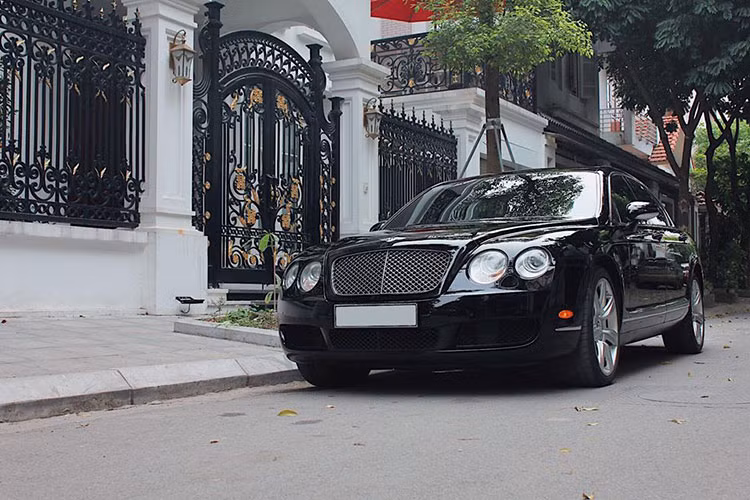 Giá xe Bentley Continental Flying Spur cũ này hiện đang được chủ nhân chào bán với mức giá khoang 2 tỷ đồng. Hiện mẫu xe chính hãng phiên bản mới nhất của dòng xe này có mức giá lên đến hơn 10 tỷ đồng. Xe đã xuấ hiện được khoảng 11 năm và lăn bánh quá 32.000 km.