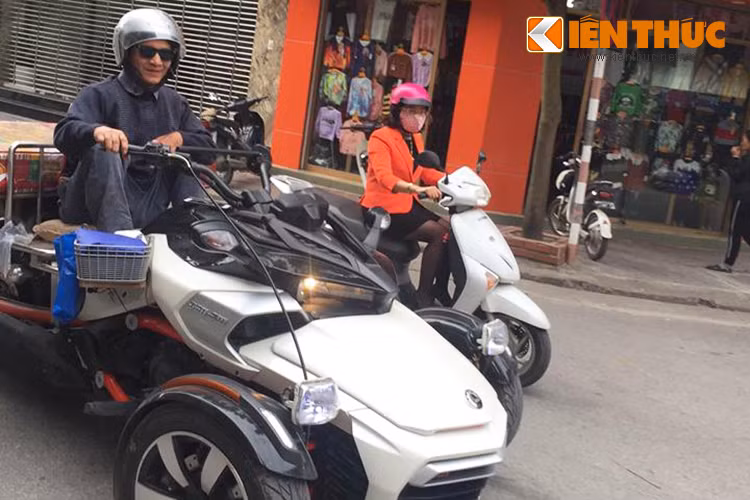 Mẫu xe 3 bánh Can-am Spyder F3 S thuộc dòng môtô Sport Touring - đầy thoải mái trên đường trường nhưng vẫn mang "chất" thể thao. Chữ "S" trong F3-S là viết tắt của "Sport", ám chỉ rằng xe có nhiều tính năng thể thao hơn bản F3 thường. Ngay từ cái nhìn đầu tiên, F3-S đã nổi bật hơn hẳn bởi bộ khung chữ Y sơn màu đỏ tươi.