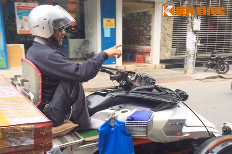 Trên chiếc xe này, biker Nam định đã trang bị cho chiếc xe hàng loạt đồ chơi khá "đặc biệt" theo chất riêng của mình. Được biết, ngoài chiếc xe môtô Can-am Spyder F3 S này, anh cũng là chủ nhân của và chiếc môtô phân khối lớn khác, đặc biệt nhất là chiếc Honda SH độ 3 bánh với phần trước xe là bộ kit 2 bánh như 1 chiếc ôtô cỡ nhỏ.