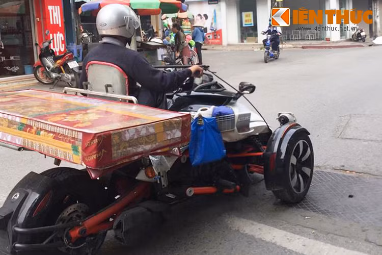 Được biết, mẫu xe Can-am Spyder F3 S thuộc sử hữu của một biker tại Nam Định. Với niềm đam mê xe mãnh liệt nhưng do gặp “khó khăn” khi đi lại bằng 2 chân, chủ nhân chiếc xe môtô 3 bánh này đã thay đổi 1 số chi tiết trên xe để có thể điều khiển dễ dàng hơn trên mọi cung đường.