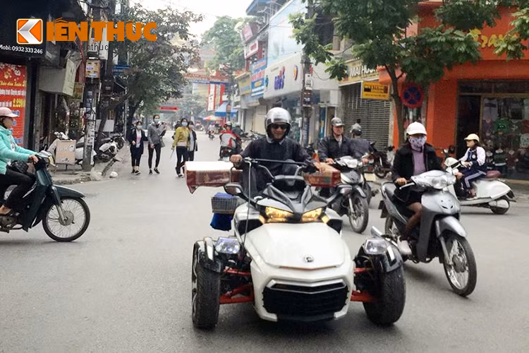 Mẫu siêu môtô Can-am Spyder F3 S ba bánh thuộc diện "hàng hiếm" tại Việt Nam bất ngờ xuất hiện trên đường phố Nam Đình với phong cách hoàn toàn mới lạ - xe chở hàng. Đây là mẫu xe môtô Can-am Spyder F3 S phiên bản 2015 với thiết kế hoàn toàn mới chỉ có số lượng vài chiếc tại thị trường môtô phân khối lớn Việt Nam.
