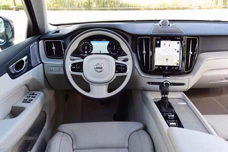 Khoang nội thất bên trong xe cũng được làm mới khá nhiều. Hệ thống điều hòa không khí công nghệ Cleanzone 4 khu vực khác nhau có thể loại bỏ các tạp chất ô nhiễm và các hạt có hại.