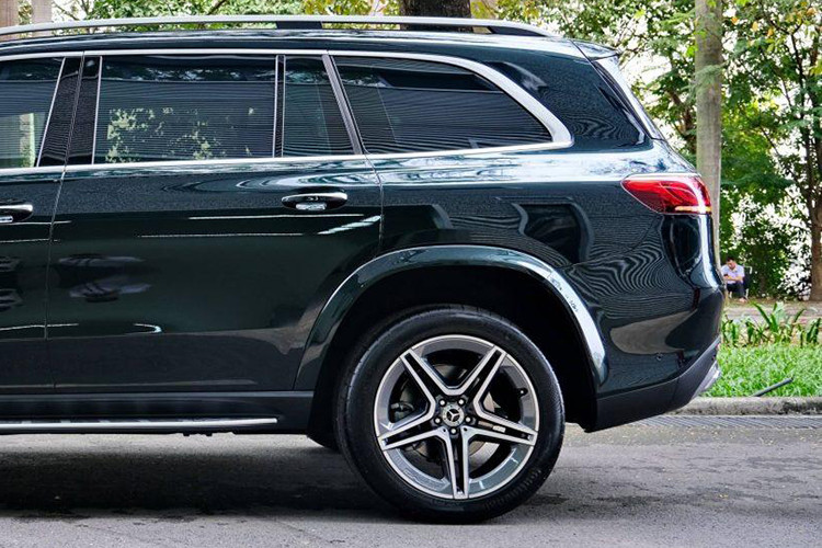 Đèn hậu của xe nhỏ gọn với đồ họa LED sắc nét, tinh xảo tạo ra bản sắc riêng biệt của GLS. Mâm xe trên phiên bản này là loại 21 inch, 5 chấu, kép. Bậc lên xuống cố định 2 bên, gương chiếu hậu tích hợp đèn LED báo rẽ và camera. GLS 450 4MATIC sở hữu ngoại hình thể thao, nam tính nhưng vẫn lịch thiệp đúng với DNA ‘Mercedes’.