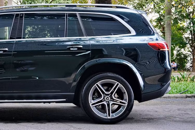 Đèn hậu của xe nhỏ gọn với đồ họa LED sắc nét, tinh xảo tạo ra bản sắc riêng biệt của GLS. Mâm xe trên phiên bản này là loại 21 inch, 5 chấu, kép. Bậc lên xuống cố định 2 bên, gương chiếu hậu tích hợp đèn LED báo rẽ và camera. GLS 450 4MATIC sở hữu ngoại hình thể thao, nam tính nhưng vẫn lịch thiệp đúng với DNA ‘Mercedes’.