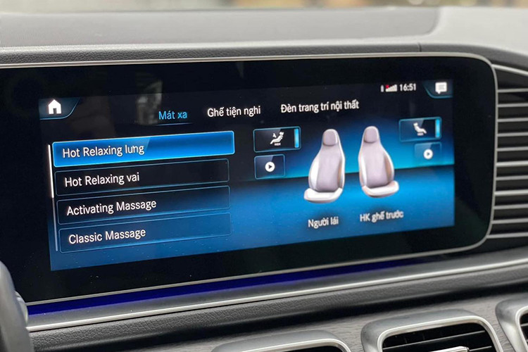 Các trang bị nổi bật khác có thể kể đến như 2 màn hình 12,3 inch nối liền nhau ở bảng taplo, cụm điều khiển trung tâm dạng cảm ứng, hệ thống thông tin giải trí MBUX, hệ thống âm thanh vòm Burmester, sạc không dây, chín cổng sạc, kết nối Apple Carplay và Android Auto, điều hoà tự động 3 vùng.