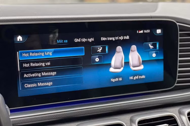 Các trang bị nổi bật khác có thể kể đến như 2 màn hình 12,3 inch nối liền nhau ở bảng taplo, cụm điều khiển trung tâm dạng cảm ứng, hệ thống thông tin giải trí MBUX, hệ thống âm thanh vòm Burmester, sạc không dây, chín cổng sạc, kết nối Apple Carplay và Android Auto, điều hoà tự động 3 vùng.