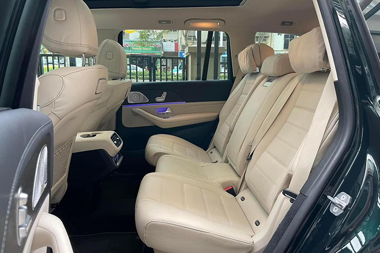 Ghế ngồi phía trước có khả năng chỉnh điện đa hướng tích hợp thông hơi, sưởi và Mát-xa nhiều chế độ. Ghế lái và ghế phụ nhớ 3 vị trí. Mercedes-Benz GLS 450 4Matic 2020 mới sử dụng khối động cơ I6 dung tích 3.0L có công suất lên đến 367 mã lực tại 5.500 - 6.100 vòng/phút và mô men xoắn cực đại đạt 500 Nm tại 1.600 - 4.500 vòng/phút.