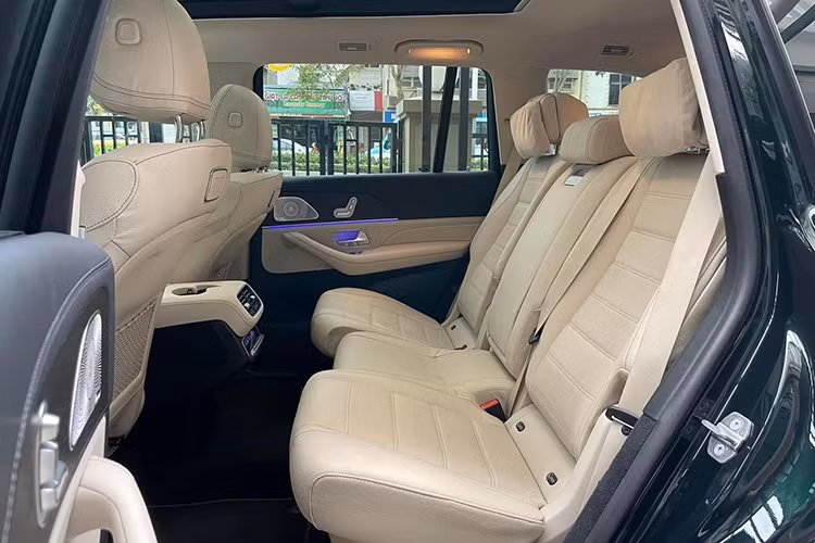 Ghế ngồi phía trước có khả năng chỉnh điện đa hướng tích hợp thông hơi, sưởi và Mát-xa nhiều chế độ. Ghế lái và ghế phụ nhớ 3 vị trí. Mercedes-Benz GLS 450 4Matic 2020 mới sử dụng khối động cơ I6 dung tích 3.0L có công suất lên đến 367 mã lực tại 5.500 - 6.100 vòng/phút và mô men xoắn cực đại đạt 500 Nm tại 1.600 - 4.500 vòng/phút.