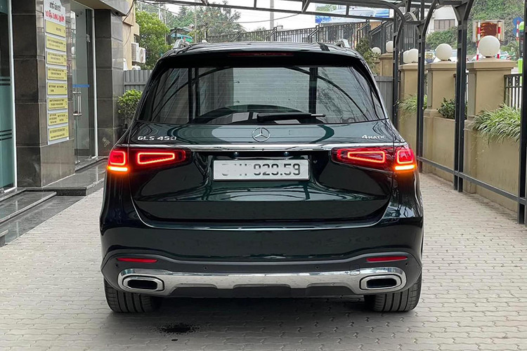 Về ngoại hình mẫu xe SUV hạng sang Mercedes-Benz GLS 450 4MATIC 2022 rộng hơn, thể thao hơn với gói AMG line: So với thế hệ tiền nhiệm, GLS mới dài hơn 77 mm và rộng hơn 22 mm. Chiều dài cơ sở được kéo dài thêm 60 mm, mang đến sự rộng rãi cho khoang nội thất, nhất là ở hàng ghế thứ hai. Khoang hành lý có thể đạt đến thể tích 2.400 lít nếu gập phẳng 2 hàng ghế sau. 