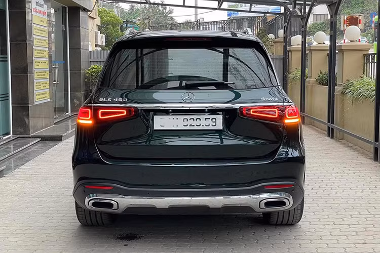 Về ngoại hình mẫu xe SUV hạng sang Mercedes-Benz GLS 450 4MATIC 2022 rộng hơn, thể thao hơn với gói AMG line: So với thế hệ tiền nhiệm, GLS mới dài hơn 77 mm và rộng hơn 22 mm. Chiều dài cơ sở được kéo dài thêm 60 mm, mang đến sự rộng rãi cho khoang nội thất, nhất là ở hàng ghế thứ hai. Khoang hành lý có thể đạt đến thể tích 2.400 lít nếu gập phẳng 2 hàng ghế sau. 