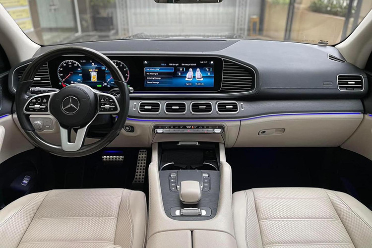 Cấu hình nội thất bên trong xe có sự khác biệt so với xe chính hãng. Phiên bản nhập Mỹ có 6 chỗ ngồi tỷ lệ 2:2:2 trong khi xe chính hãng tại Việt Nam có 7 chỗ ngồi tỷ lệ 2:3:2. Hàng ghế thứ 2 dành cho ông chủ sẽ được thiết kế 2 chỗ ngồi riêng biệt với lối đi chính giữa xuống hàng 3 và bệ tì tay cơ động. Ghế ngồi tại hàng 2 có khả năng chỉnh điện đa hướng.