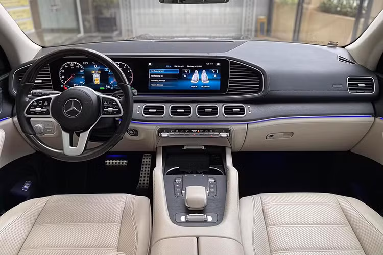 Cấu hình nội thất bên trong xe có sự khác biệt so với xe chính hãng. Phiên bản nhập Mỹ có 6 chỗ ngồi tỷ lệ 2:2:2 trong khi xe chính hãng tại Việt Nam có 7 chỗ ngồi tỷ lệ 2:3:2. Hàng ghế thứ 2 dành cho ông chủ sẽ được thiết kế 2 chỗ ngồi riêng biệt với lối đi chính giữa xuống hàng 3 và bệ tì tay cơ động. Ghế ngồi tại hàng 2 có khả năng chỉnh điện đa hướng.