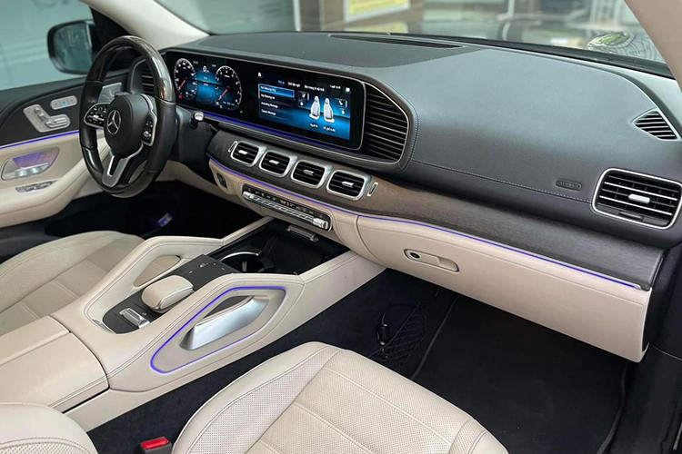 Hàng ghế thứ 3 vẫn là 2 ghế ngồi to bản có khả năng gập phẳng bằng cơ cấu điện. Tại khoang thứ 3 có cửa gió điều hoà riêng, 2 cổng sạc Type C mỗi bên. Phía trên có cửa sổ trời toàn cảnh đóng/mở điện. Mercedes GLS 450 4Matic có nội thất được bọc da Nappa, trang trí bằng gỗ tự nhiên với về mặt sần. Vô-lăng 3 chấu bọc da và ốp gỗ, tích hợp nhiều phím chức năng hỗ trợ người lái. 