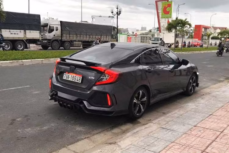 Về mẫu xe thể thao Type R trong gia đình Honda Civic, phiên bản này sở hữu ngoại thất thể thao với các chi tiết như hốc gió cỡ lớn trên cản va trước và nắp capô cũng có hốc gió giúp làm tăng khả năng làm mát động cơ. Ngoài ra, Type R 2017 còn có cánh gió trước, chắn bùn nổi bật, bộ khuếch tán sau cỡ lớn và 3 ống xả nằm giữa.