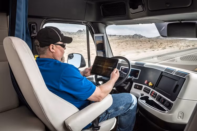 Freightliner cũng mượn hệ thống kiểm soát hành trình thông minh Active Cruise Control+ trên mẫu xe tải Actros của Mercedes-Benz.