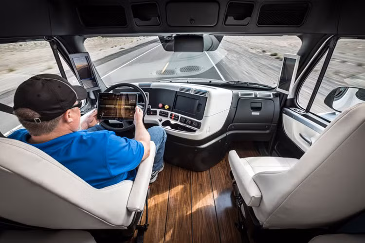 Hệ thống kiểm soát hành trình thông minh Active Cruise Control+ giúp nó thành hệ thống Highway Pilot Technology, thứ khiến Freightliner Inspiration có thể tự lái trên đường.