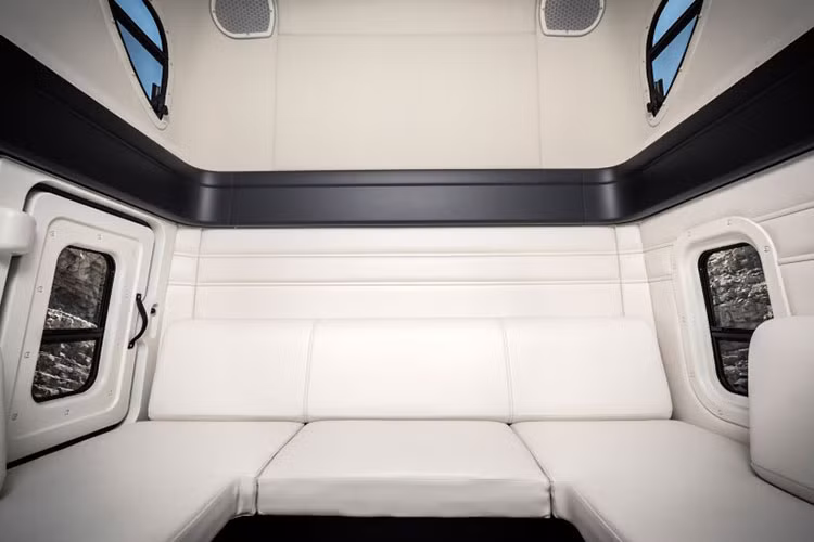 Đằng sau hàng ghế lái là dãy ghế rộng cho nhiều người hoặc tài xế có thể nghỉ ngơi khi mệt mỏi.