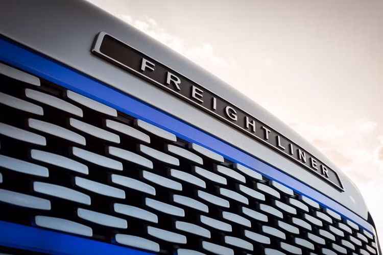 Công nghệ tự hành của siêu xe tải Freightliner Inspiration bao gồm 1 ra đa đặt ở đầu xe.