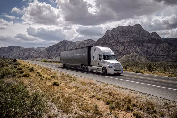 Chiếc Freightliner Inspiration tuy chưa có thể độc lập suy nghĩ và hoạt động nhưng nó đã chính thức được cấp biển để chạy tại Nevada, Mỹ.