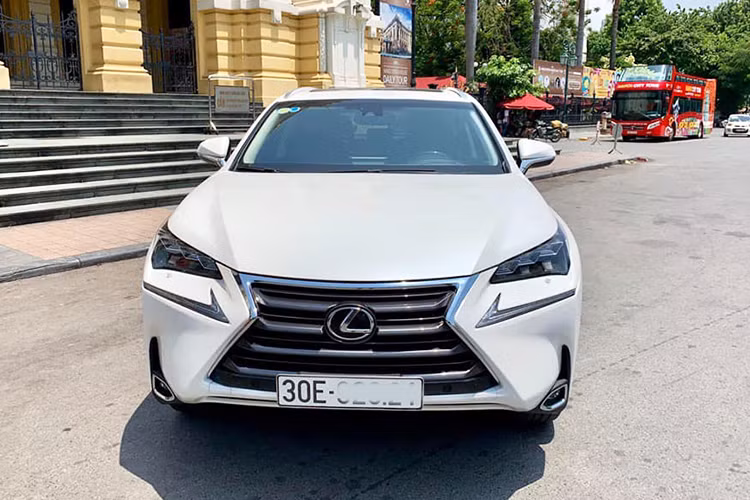 Theo chủ nhân của chiếc xe cho hay, chiếc Lexus NX200T đời cũ này sở hữu các chi tiết còn nguyên bản và xe được trang bị full option. Về ngoại hình, điểm nhấn tạo ấn tượng mạnh mẽ ở mẫu xe này là thiết kế cụm đèn pha và đèn LED ban ngày sắc cạnh.