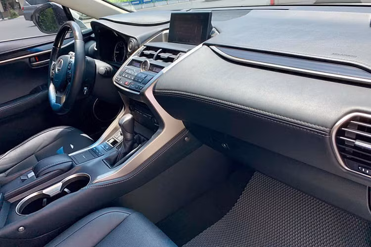 Ngoài ra xe còn có nhiều tính năng hiện đại như hệ thống âm thanh 8 loa, đèn trần với ánh sáng trắng và bật tắt bằng cảm ứng chạm, cửa sổ trời, nút bấm khởi động start/ stop, ghế người lái chỉnh điện có nhớ vị trí, cửa gió điều hoà cho hàng ghế phía sau, điều hoà tự động 2 vùng với chức năng loại bỏ bụi có kích thước bằng hạt phấn hoa, phanh tay điện tử,…