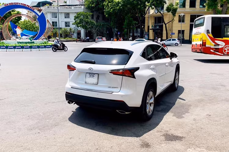 Mẫu xe sang Lexus NX200t được trang bị động cơ 2.0L tăng áp 4 xi-lanh thẳng hàng sản sinh công suất 234 mã lực tại vòng tua 4.800 - 5.600 vòng/phút, mô-men xoắn cực đại 350 Nm tại vòng tua 1.650 - 4.000 vòng/phút. Tại thị trường hiện nay, xe cũng đương phân phối chính hãng từ Lexus Việt Nam.