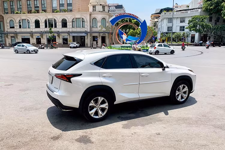 Đuôi xe nổi bật với cụm đèn hậu LED tạo hình chữ L liền khối mượt mà vuốt nhẹ sang hông. Vòm bánh xe mở rộng đi kèm bộ la-zăng hợp kim nhôm 18 inch 5 chấu thể thao. Thân xe NX200t cũng có rất nhiều chi tiết được Lexus uốn nắn tạo thành những đường gân mạnh mẽ, làm nổi bật các đường nét hiện đại.