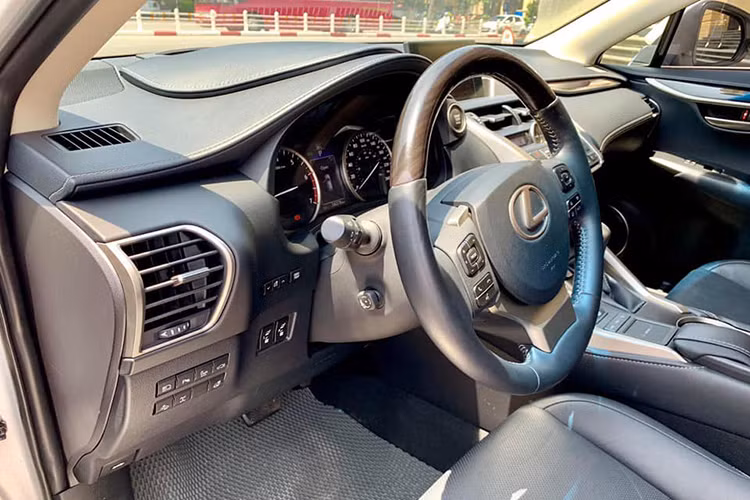 Phong cách thể thao trẻ trung và đầy cơ bắp ở ngoại hình Lexus NX200t được hãng xe sang cụ thể hoá thông qua cách bố trí khoang nội thất, và đặc biệt là ở khu vực của tài xế. Nội thất chủ đạo 2 tông màu tương phản mang cảm hứng thể thao, thời trang nhưng vẫn không kém phần sang trọng.