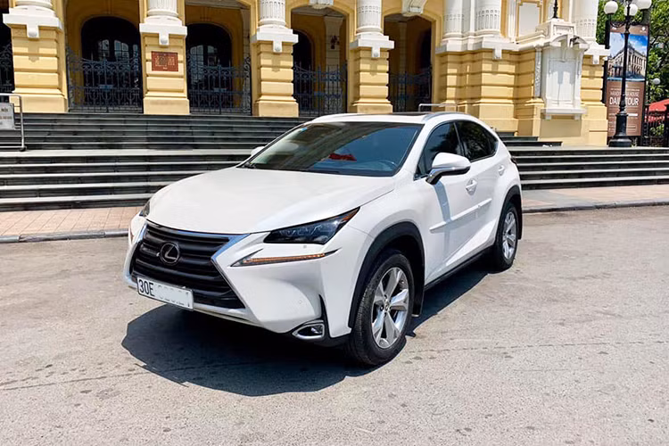 Chiếc xe sang Lexus NX200t 2015 phiên bản Luxury từng được bán chính hãng vào thời điểm mới ra mắt với giá 2,439 tỷ đồng tại Việt Nam vào năm 2015. Đây cũng là xe có giá "mềm" nhất của thương hiệu xe sang Nhật Bản khi phân phối chính hãng từ phía Lexus Việt Nam.