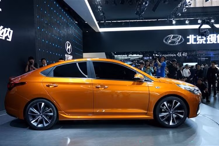 Mẫu xe sedan Hyundai Verna 2017 từng được hãng xe Hàn Quốc chính thức "trình làng" tại Ấn Độ với thiết kế khác biệt hoàn toàn so với phiên bản cũ, nhằm cạnh tranh trong phân khúc sedan cỡ nhỏ với nhiều đối thủ mạnh như Toyota Vios, Honda City, Mazda 2 Sedan... 