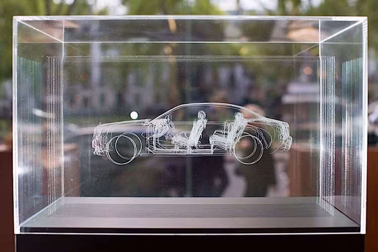 Một mô hình chiếc Rolls-Royce vào một khối nhựa resin trong suốt, tượng trưng cho sự thuần khiết.