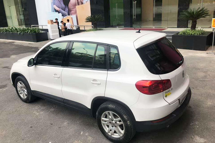 Ở phiên bản được rao bán, Volkswagen Tiguan 2014 thậm chí không được trang bị đèn xương mù, bộ mâm 5 chấu kép có kích thước nhỏ cũng làm giảm bớt cá tính thể thao của ngoại hình xe. Các chi tiết ngoại thất khá bình thường, thậm chí đơn điệu theo kiểu bảo thủ. 