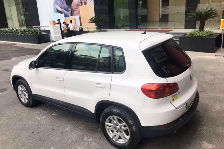 Ở phiên bản được rao bán, Volkswagen Tiguan 2014 thậm chí không được trang bị đèn xương mù, bộ mâm 5 chấu kép có kích thước nhỏ cũng làm giảm bớt cá tính thể thao của ngoại hình xe. Các chi tiết ngoại thất khá bình thường, thậm chí đơn điệu theo kiểu bảo thủ. 