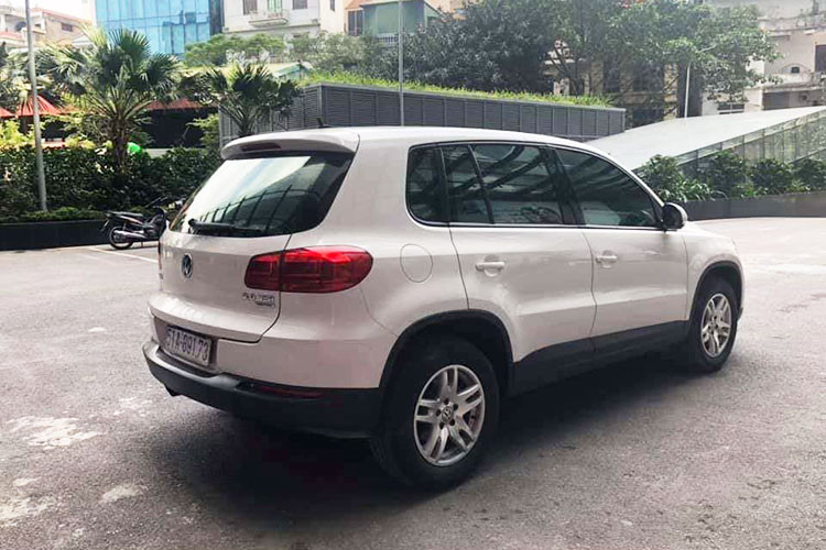 Ở thời điểm ra mắt với tầm giá từ 1,3 đến 1,5 tỷ đồng, Volkswagen Tiguan 2014 bản 5 chỗ được đánh giá là đối thủ cạnh tranh của những cái tên như Honda CR-V hay Mazda CX-5, dù có sự nhỉnh hơn về giá bán. Tuy nhiên nó không được nhiều người dùng Việt Nam nhiệt tình đón nhận.