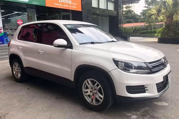 Không có ngoại hình nổi bật và giá bán cạnh tranh vào thời điểm mua mới, nhưng giá bán Volkswagen Tiguan cũ khoảng hơn 600 triệu đồng sau 4 năm sử dụng, đây được được xem là khá hợp lý với những gì được trang bị. Ngoài ra, vì là một hãng xe bình dân tại châu Âu nên Volkswagen luôn nổi tiếng với những khối động cơ tiết kiệm nhiên liệu.