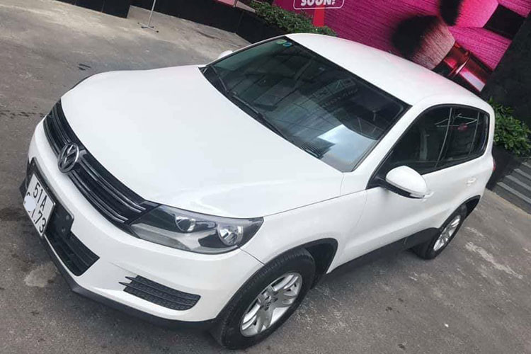 Chiếc Volkswagen Tiguan đời cũ trong bài viết này đang được chủ nhân rao bán tại Hà Nội, nhưng được được đăng kí lần đầu tiên vào năm 2014 tại TP HCM. Ở thời điểm này, Volkswagen Tiguan đời 2014 vẫn chưa phải là một cái tên quá nổi bật trên thị trường ôtô Việt Nam.
