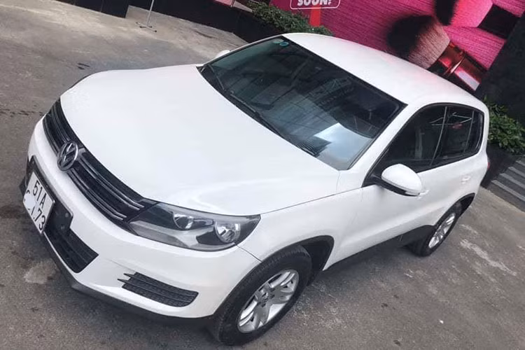 Chiếc Volkswagen Tiguan đời cũ trong bài viết này đang được chủ nhân rao bán tại Hà Nội, nhưng được được đăng kí lần đầu tiên vào năm 2014 tại TP HCM. Ở thời điểm này, Volkswagen Tiguan đời 2014 vẫn chưa phải là một cái tên quá nổi bật trên thị trường ôtô Việt Nam.