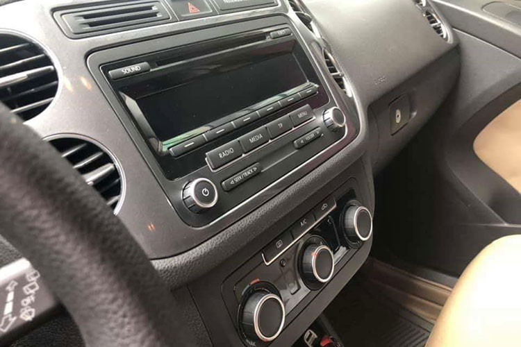 Volkswagen Tiguan 2014 là một chiếc xe dẫn động 4 bánh toàn thời gian. Xe được trang bị động cơ 2.0L TSI, đi cùng hộp số tự động 6 cấp Tiptronic cho ra công suất 170 mã lực tại tua máy 4.300 vòng/phút và mô-men xoắn cực đại đạt 280 Nm tại tua máy từ 1.700 - 4.200 vòng/phút.