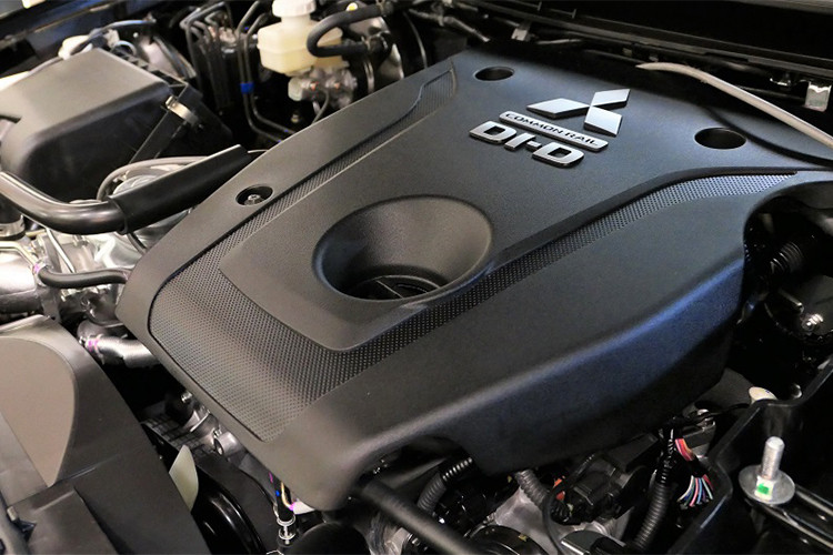 Tại thị trường Việt Nam, Mitsubishi Triton Athlete 2018 được trang bị động cơ diesel MIVEC, dung tích 2.442 cc, tạo ra công suất tối đa 181 mã lực tại tua máy 3.500 vòng/phút và mô-men xoắn cực đại 430 Nm tại tua máy 2.500 vòng/phút. Động cơ kết hợp cùng hộp số tự động 5 cấp với chế độ Sport Mode và lẫy chuyển số thể thao trên vô lăng.