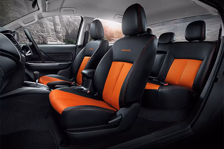 Mitsubishi Triton phiên bản mới này còn được trang bị ghế lái điều chỉnh điện 8 hướng, màn hình cảm ứng AVN tích hợp Apple CarPlay và hỗ trợ Android Auto, lẫy chuyển số trên vô lăng và điều hòa 2 vùng. Logo Athlete xuất hiện trên các mặt sau của ghế ngồi và thảm sàn.