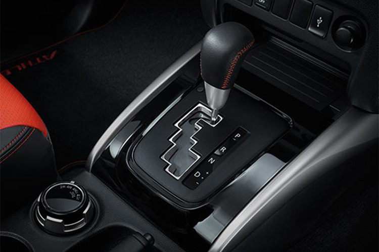 Về an toàn, xe vẫn được trang bị đầy đủ các công nghệ như phiên bản tiêu chuẩn, bao gồm kiểm soát ổn định chủ động (Active Stability Control), hỗ trợ khởi hành ngang dốc (Hill Start Assist). Ngoài ra, hệ thống khóa cửa tự động dựa vào cảm biến tốc độ và 7 túi khí đáp ứng đầy đủ tiêu chuẩn an toàn 5 sao của ASEAN NCAP.