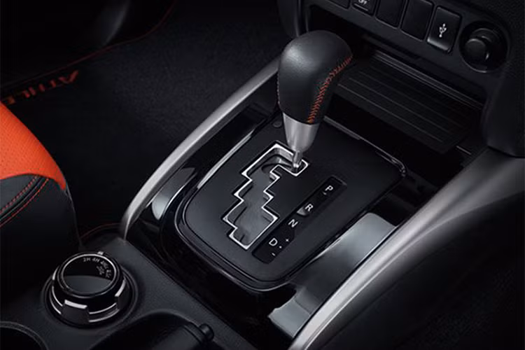 Về an toàn, xe vẫn được trang bị đầy đủ các công nghệ như phiên bản tiêu chuẩn, bao gồm kiểm soát ổn định chủ động (Active Stability Control), hỗ trợ khởi hành ngang dốc (Hill Start Assist). Ngoài ra, hệ thống khóa cửa tự động dựa vào cảm biến tốc độ và 7 túi khí đáp ứng đầy đủ tiêu chuẩn an toàn 5 sao của ASEAN NCAP.