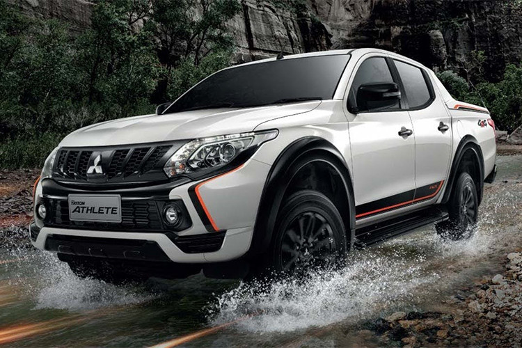 Sau những thị trường Đông Nam Á như Thái Lan và Malaysia, mẫu xe bán tải Mitsubishi Triton Athlete 2018 đã chính thức cập bến Việt Nam với hai phiên bản là 4x2 AT và 4x4 AT. Đây thực chất là phiên bản thể thao và khỏe khoắn hơn của dòng xe bán tải Mitsubishi Triton quen thuộc.