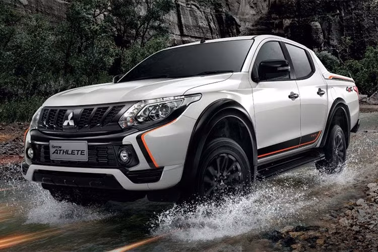 Sau những thị trường Đông Nam Á như Thái Lan và Malaysia, mẫu xe bán tải Mitsubishi Triton Athlete 2018 đã chính thức cập bến Việt Nam với hai phiên bản là 4x2 AT và 4x4 AT. Đây thực chất là phiên bản thể thao và khỏe khoắn hơn của dòng xe bán tải Mitsubishi Triton quen thuộc.