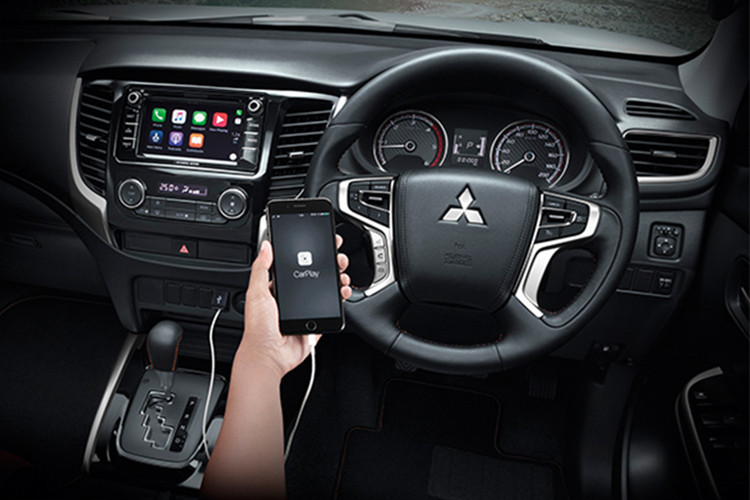 Nội thất vẫn giữ tông màu đen - cam chủ đạo với ghế ngồi bọc da màu đen kèm thân ghế màu cam. Bên cạnh đó, vô-lăng, núm điều khiển, hộp lưu trữ và bảng điều khiển trung tâm xuất hiện những họa tiết màu cam mới.