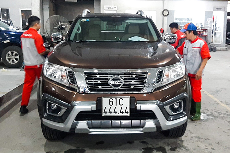 Một người mua xe bán tải Nissan Navara tại Bình Dương đã có ‘’bàn tay vàng’’ khi bấm được biển số 61C – 444.44 "ngũ quý 4" cho chiếc xe của mình, sau đó chủ xe đa nhanh chóng rao bán trên các diễn đàn ôtô với giá 1,5 tỷ đồng, người bán cho biết có thể thương lượng lại giá.